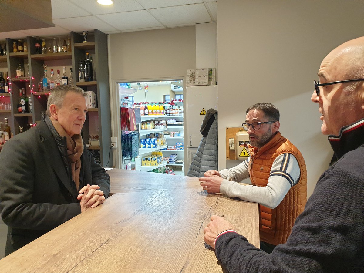JeanLucLAGLEIZE's tweet photo. #SurLeTerrain de la vie quotidienne à #MONTJOIRE avec Philippe MAGNÉ, co-gérant du point multiservices Le #Vidalot #commerce de #proximité : pari réussi de la diversification aubénéfice de tou(te)s les Montjoviens (bar-tabac, pain, épicerie...).
#Circo3102 https://t.co/mGqmGwtxpm