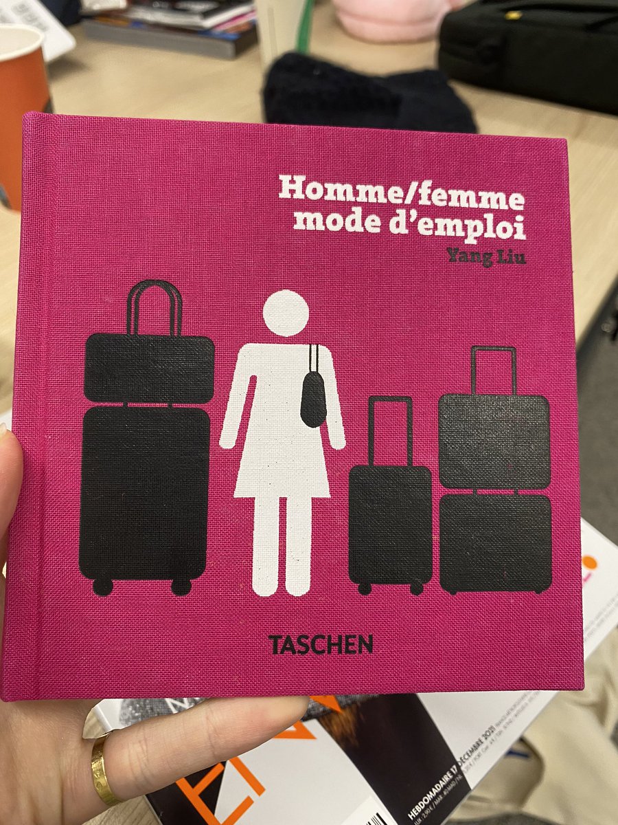 MnzLydia's tweet photo. On a reçu ce livre à la redac du ELLE. Attention, ça pique les yeux, même @PepiteSexiste n’est pas prêt ⬇️ https://t.co/nwTcBoLddn