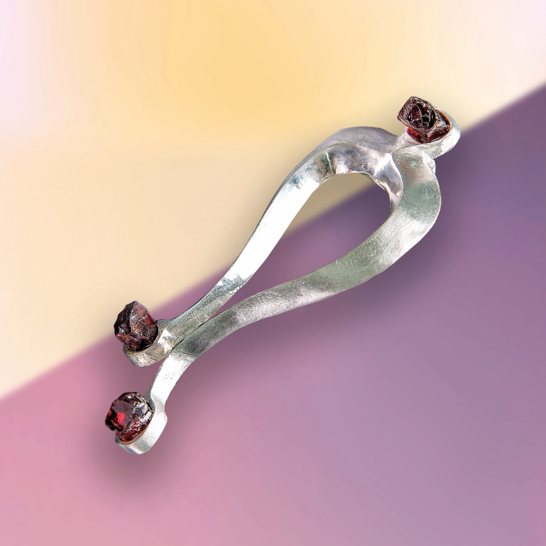 DavidJohnLilly's tweet photo. As I was saying in yesterday's post 'it's time for something warmer' I thouhg I'd post the Garnet Eir Pendant. Made from sterlng silver and set with three raw Almandine Garnets, it is strung from a bail below the top garnet.

Eir is Asgard’s healer and this collection has been https://t.co/HV2PdZcN3W