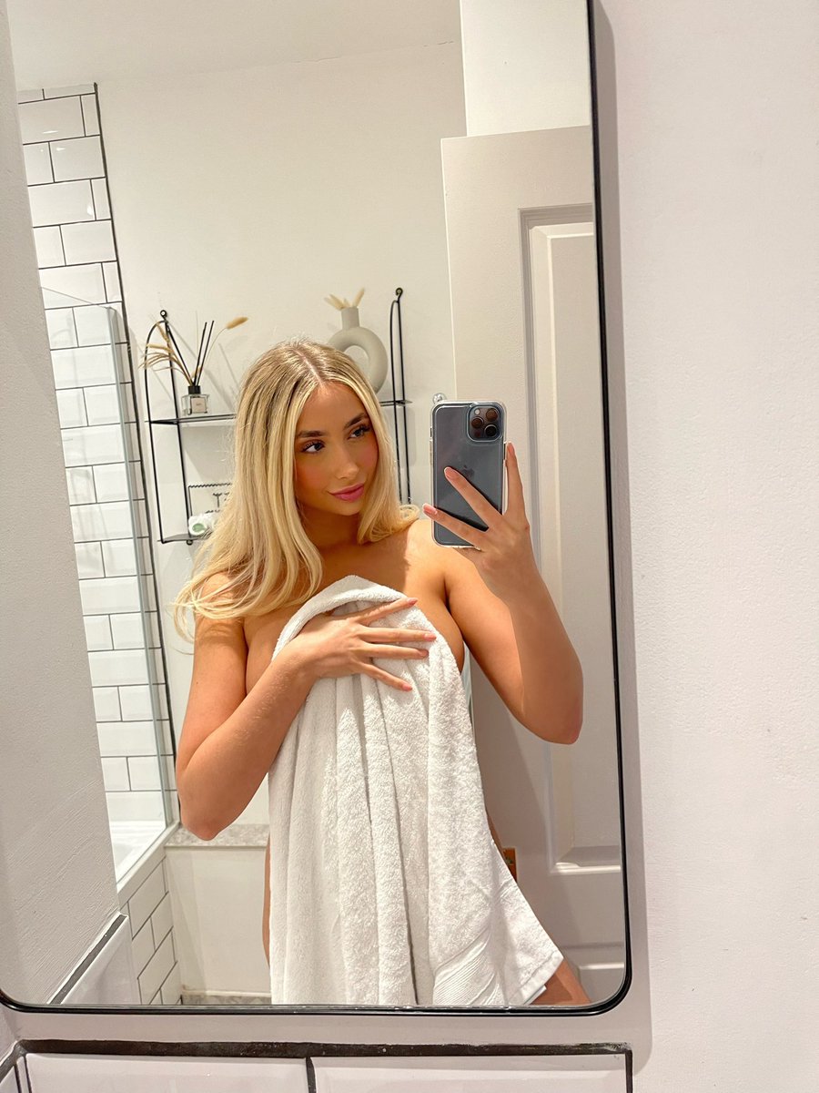 lilyphillip_s's tweet photo. pov: sending you cheeky snaps before I get in the shower https://t.co/HJtA7vWS6y