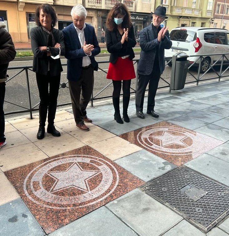 SEMINCI's tweet photo. Valladolid estrena su propio "Paseo de la Fama", gracias a una iniciativa del propietario de los cines Broadway y Manhattan, Francisco Heras. Este mediodía han quedado instaladas las dos primeras placas frente a la fachada de los Broadway dedicadas a Miguel Delibes y a Seminci 💋 https://t.co/dMHmTmGFsz