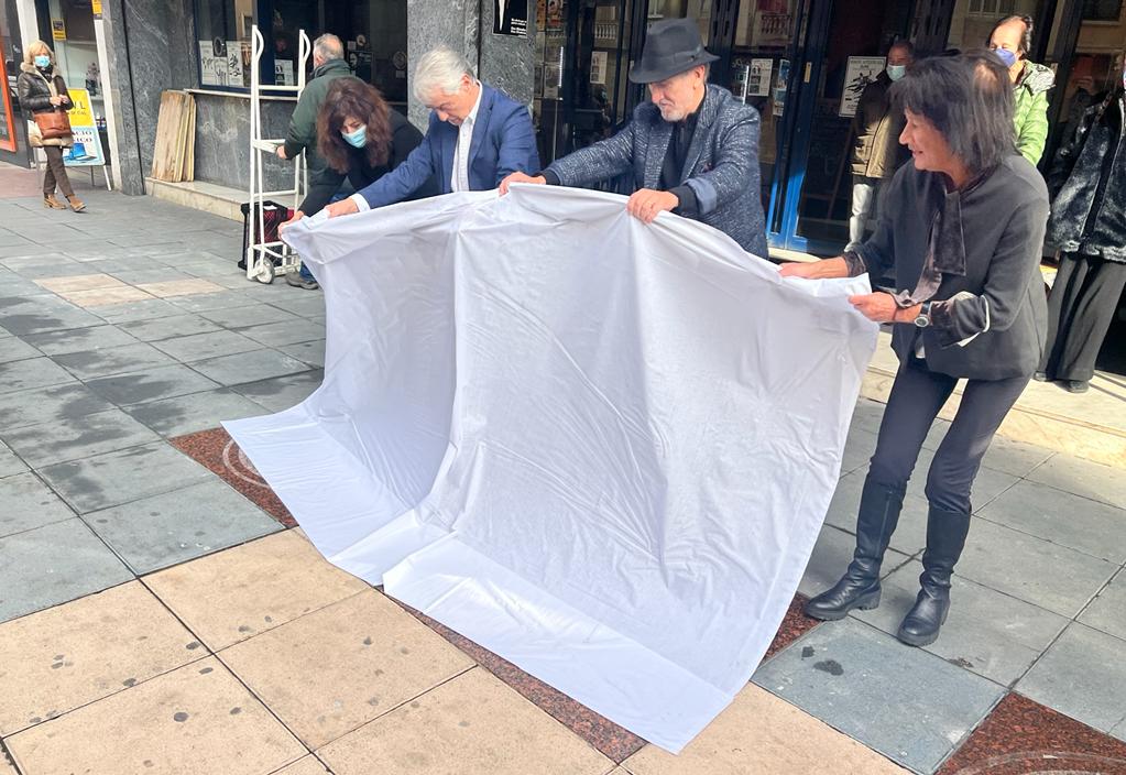 SEMINCI's tweet photo. Valladolid estrena su propio "Paseo de la Fama", gracias a una iniciativa del propietario de los cines Broadway y Manhattan, Francisco Heras. Este mediodía han quedado instaladas las dos primeras placas frente a la fachada de los Broadway dedicadas a Miguel Delibes y a Seminci 💋 https://t.co/dMHmTmGFsz