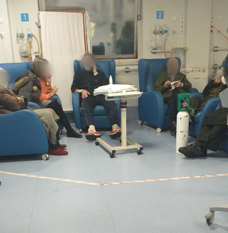 No es una sala de espera ni una tertulia. Es la sala 5 (covid) de la urgencia de La Paz. Hay 18 pacientes para 12 camas, así que para que ocupen menos espacio acaban en un sillón. Lo peor es que esto tiene solución si abrieran la sala 6 <a href="/IdiazAyuso/">Isabel Díaz Ayuso</a> <a href="/eruizescudero/">Enrique Ruiz Escudero</a>