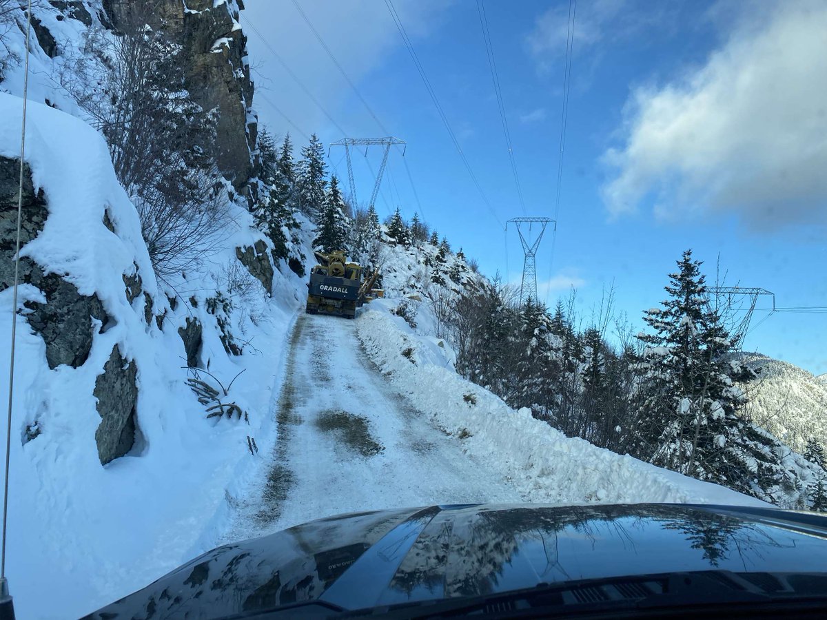 DawsonRoadMaint's tweet photo. #HighlineRd continues to be closed as we work with a #Gradall to remove overhanging danger trees and branches. These photos from yesterday, thank you Blaine for sending in.
#DarcyBC #SetonPortage #Shalalth #LillooetBC #GuaranteedRugged #SouthCariboo #Cariboo https://t.co/yQ79J1qRWK