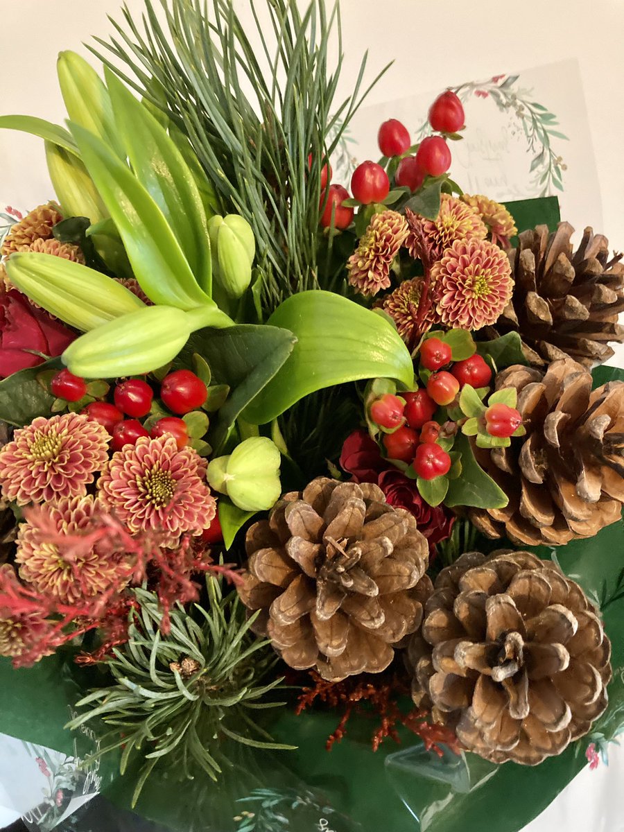 RuthMor04353579's tweet photo. Feel blessed to have such a lovely OT Team and to receive lovely Christmas gifts today. Feeling very grateful and appreciated 😊 #beautifulflowers #handmadedecoration #fruitteas https://t.co/bym5KlXOD4