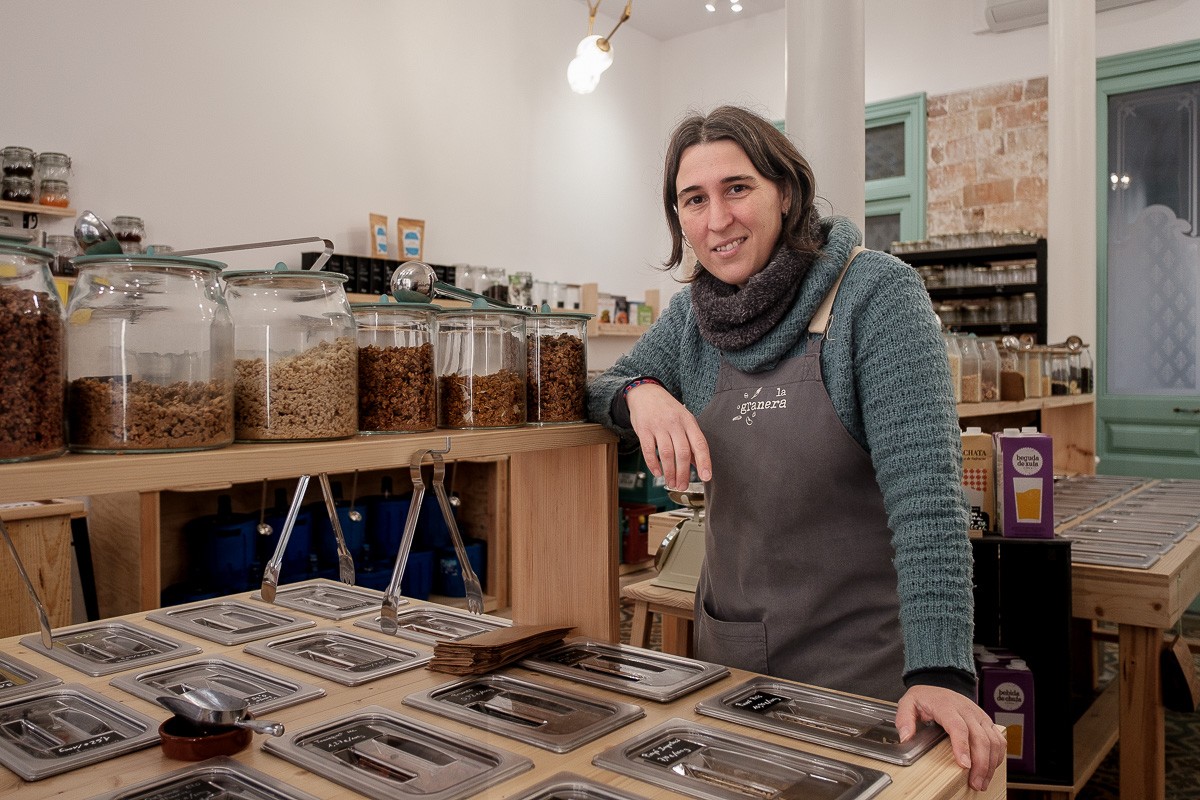 naciodigital's tweet photo. «Un valor diferencial del comerç de Manlleu és que els amos estem darrere el taulell»
➡️ El sector comercial de Manlleu es reivindica per la seva singularitat, especialització i capacitat d'atracció
✍️ @arnauurgell | 📸 @AdriaCostaRifa https://t.co/OYgrLV82zV https://t.co/LbRWCiEaEj