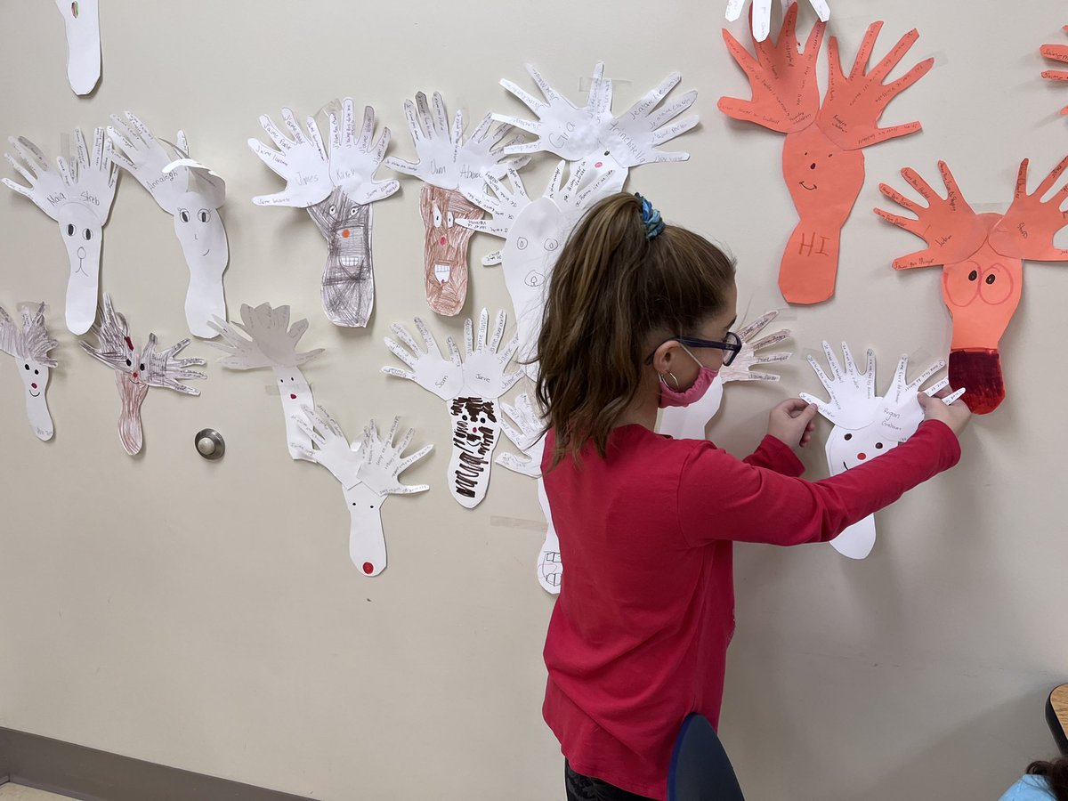 HiltonCSDFrench's tweet photo. 6th graders are making Les Rennes (reindeer) with sentences about activities they like and dislike in French 🇫🇷🦌. Joyeux Noël 🎄 https://t.co/fe6A4t76yE