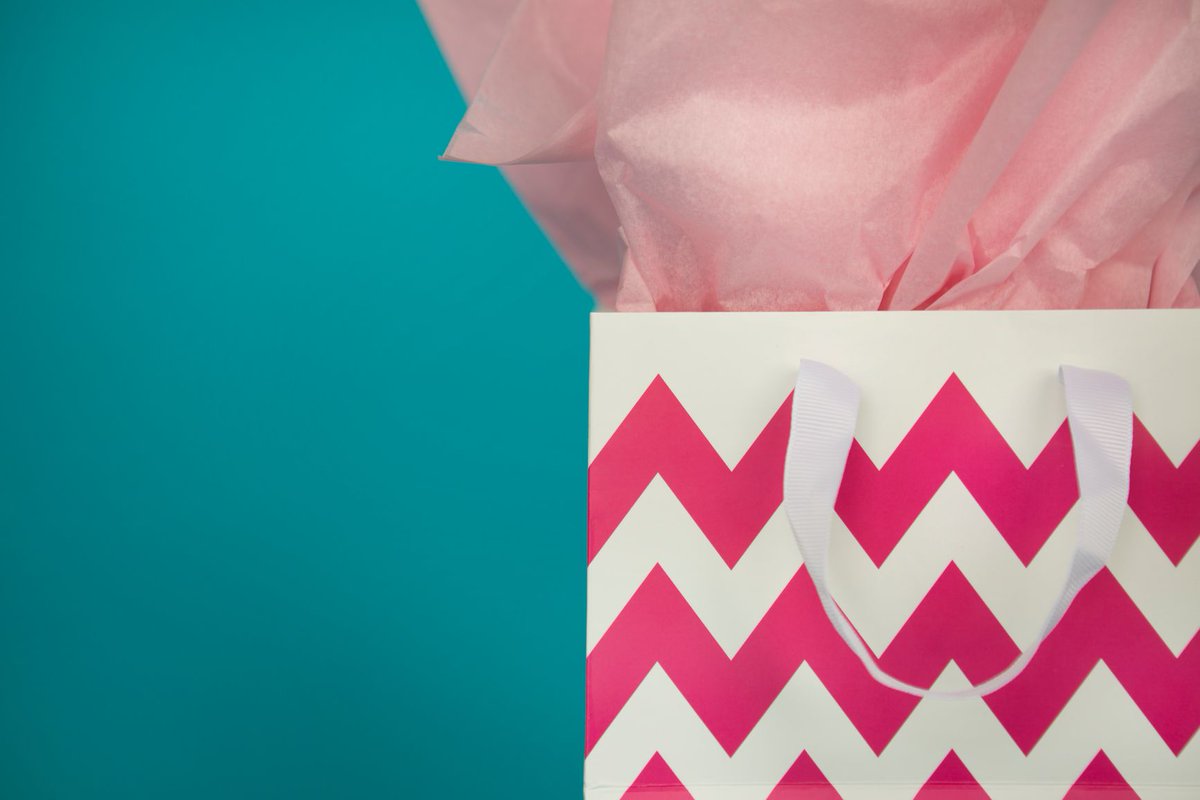 SplashPackaging's tweet image. Need some holiday gift bags at the last minute? Here are some DIY gift bags that you can make with wrapping paper!  bit.ly/3FKepJI