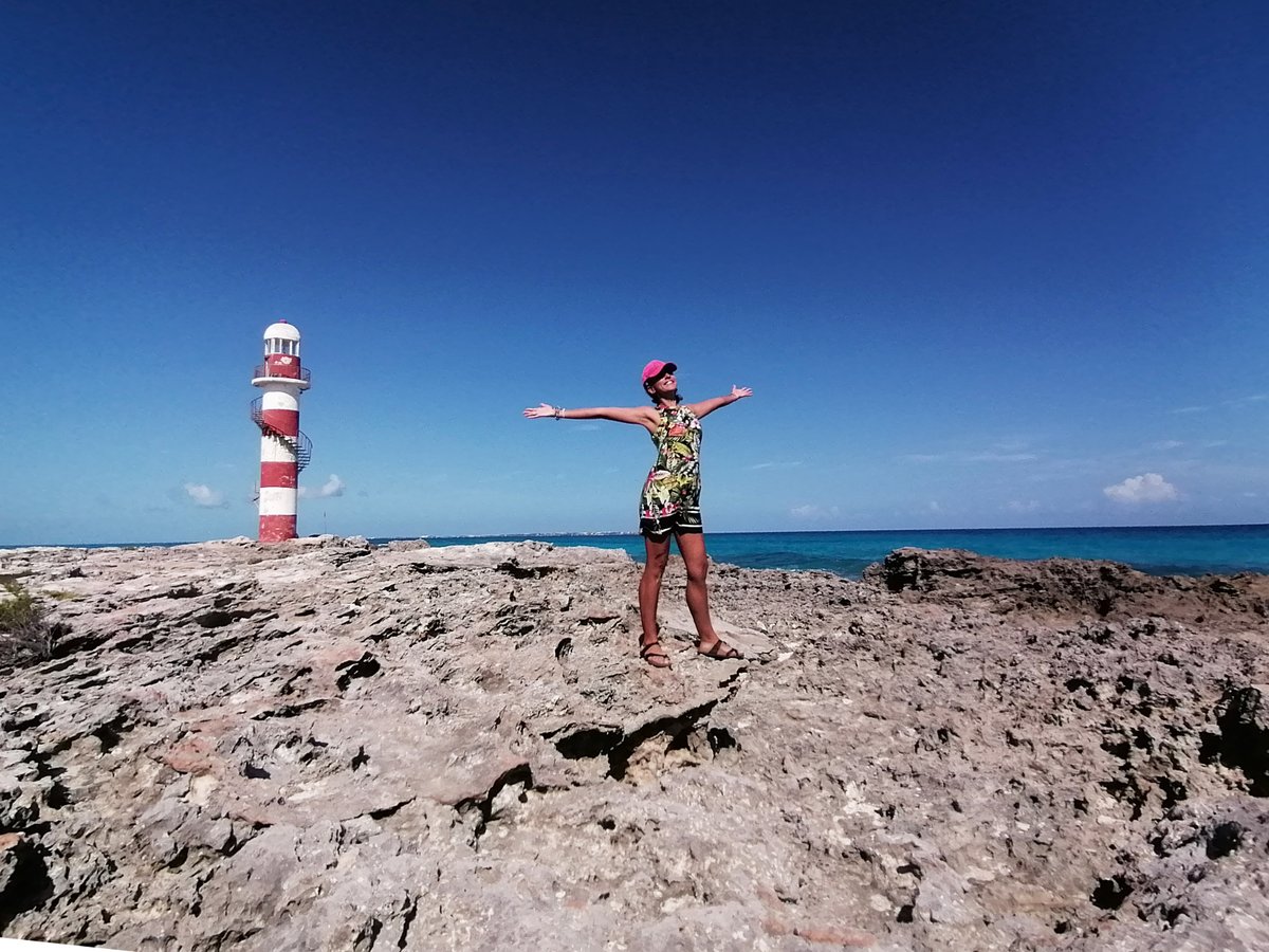 notasdeadriana's tweet photo. Llegando a #puntacancun , por fin visitando el faro.
Toda una caminata por la playa, hasta llegar a la zona de rocas. Libre acceso, cruce por hoteles. #Cancun https://t.co/QKQfmRDmnS