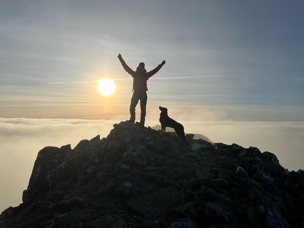 DogBramble's tweet photo. A wee pre-Xmas wander in crisp & frosty highlands today, finding small patches of snow to play on. I even managed to find a few people hiding for me between posing for silhouette photos #searchdog #mountaindog #makewintercount #glencoe #sunset #munro @NNPMRT @MRSearchDogsEng https://t.co/aIYkZ0bXlG