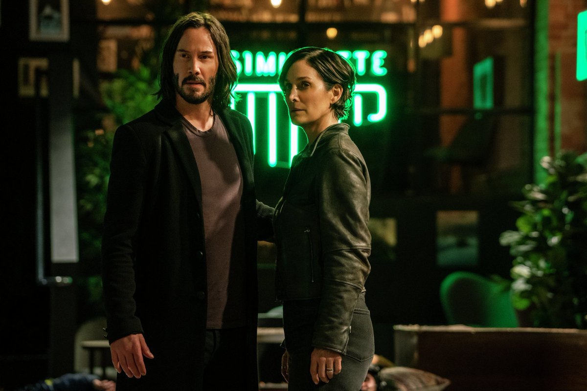 welovecinemafr's tweet photo. C’est demain que sort en salle le nouvel épisode de l’une des sagas de science-fiction les plus mythiques du cinéma ! 🎬

#Matrix Resurrections marque le grand retour de Neo et Trinity. 18 ans après le dernier volet, êtes-vous prêts à retourner enfin dans la Matrice ? https://t.co/fiAroErwPB