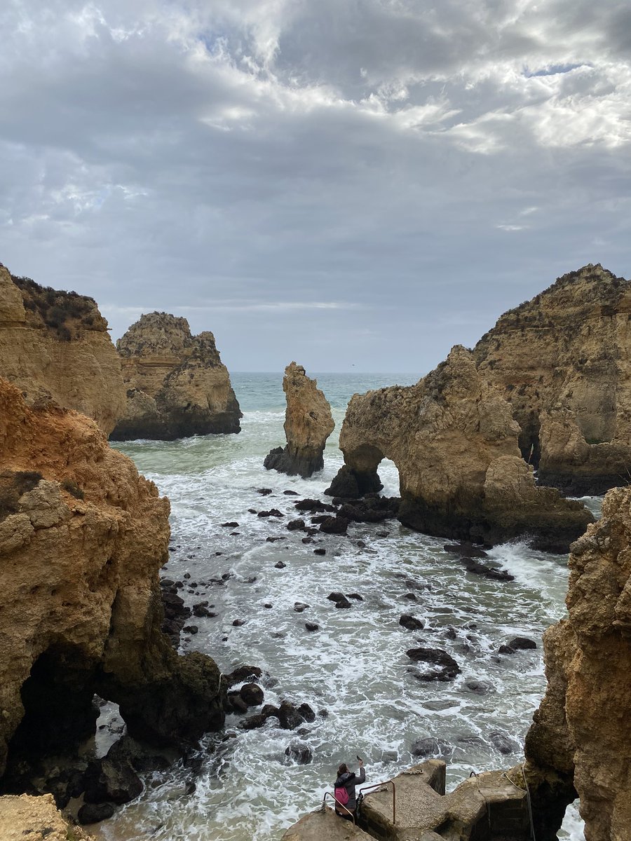 Today is nice. Hiked to gorgeous beaches, listened to 4 Blinkist books in the car and gathered wood for the fireplace in our beach house. WFH two days and then no screens till 2022 ✨