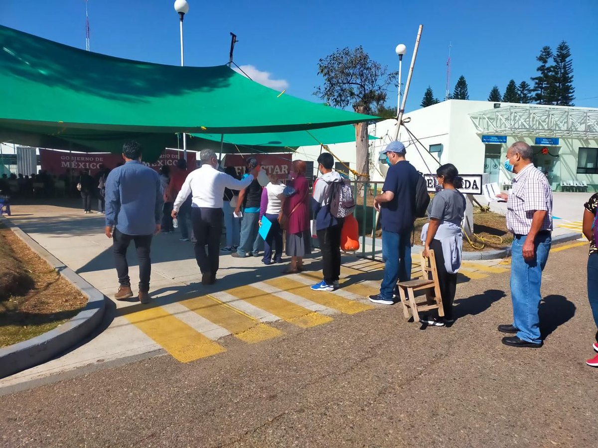 Personal de la Dirección de Desarrollo Humano brinda asistencia y realiza trabajos de desinfección en el Hospital Militar de Ixcotel, donde se realiza la aplicación de la vacuna contra el #COVID19. #Oaxaca #UnBuenGobiernoParaTodos