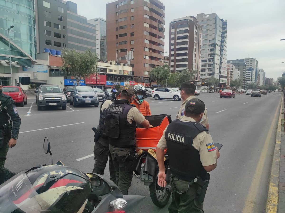 PoliciaEcuador's tweet photo. SEGURIDAD CIUDADANA 👮♂️🚔
Desarrollamos operativos antidelincuenciales focalizados en áreas con problemas crónicos y de concentración de violencia, con el objetivo de combatir hechos de violencia y delincuencia en #UIO.
#GraDCésarZapata
#CmdtDMQ
#RayoQuiteño2 https://t.co/iOgeT4VeaH