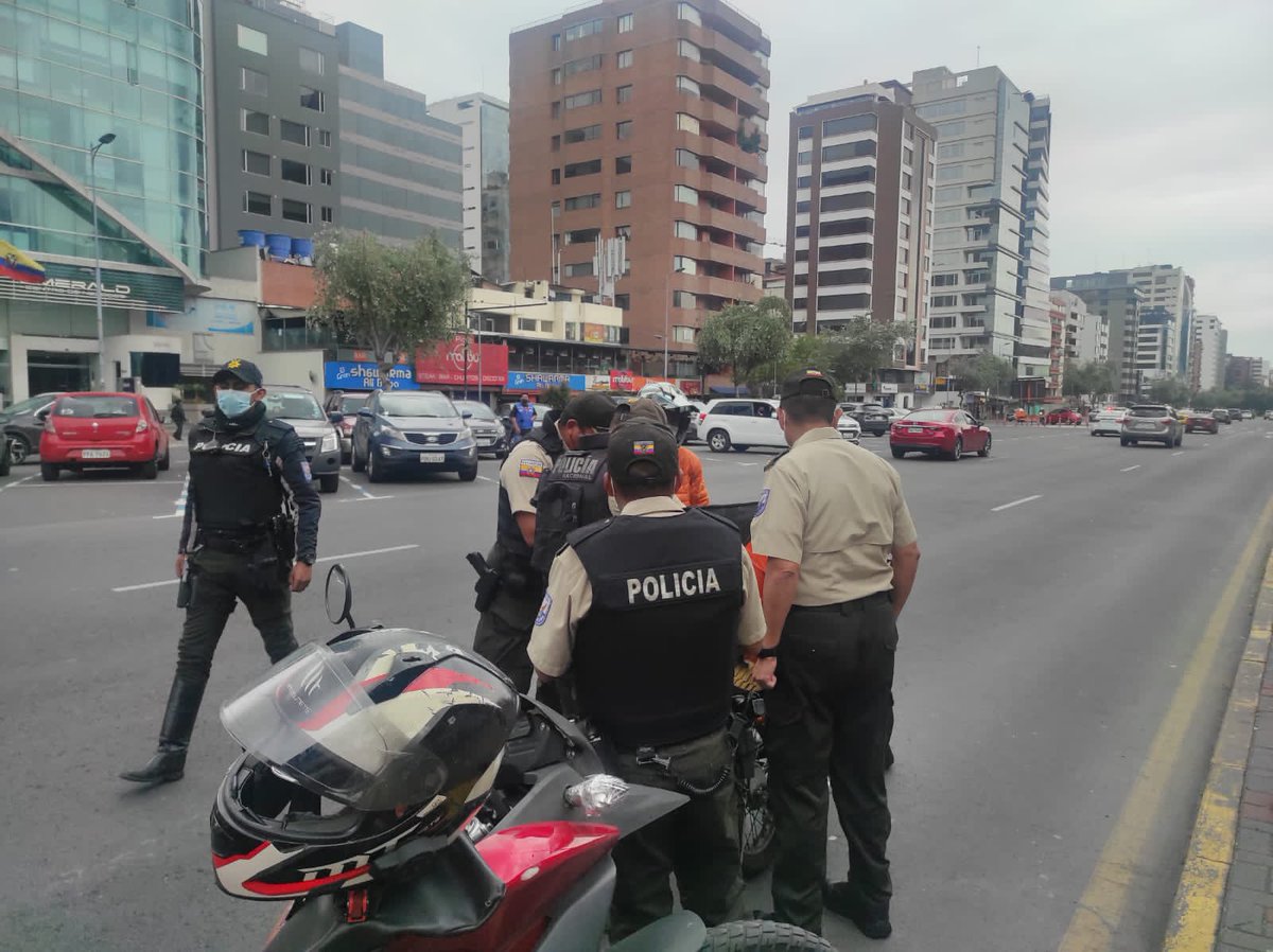 PoliciaEcuador's tweet photo. SEGURIDAD CIUDADANA 👮♂️🚔
Desarrollamos operativos antidelincuenciales focalizados en áreas con problemas crónicos y de concentración de violencia, con el objetivo de combatir hechos de violencia y delincuencia en #UIO.
#GraDCésarZapata
#CmdtDMQ
#RayoQuiteño2 https://t.co/iOgeT4VeaH