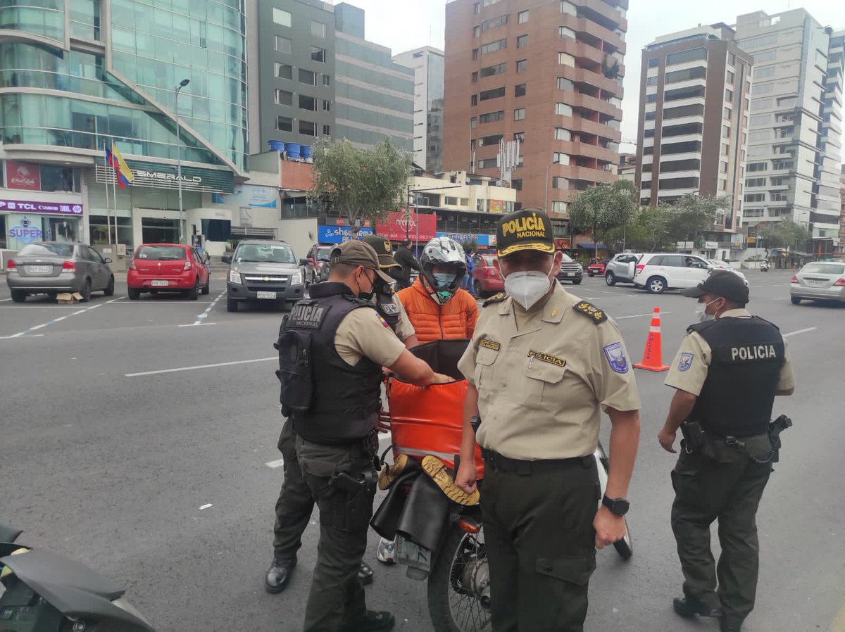 PoliciaEcuador's tweet photo. SEGURIDAD CIUDADANA 👮♂️🚔
Desarrollamos operativos antidelincuenciales focalizados en áreas con problemas crónicos y de concentración de violencia, con el objetivo de combatir hechos de violencia y delincuencia en #UIO.
#GraDCésarZapata
#CmdtDMQ
#RayoQuiteño2 https://t.co/iOgeT4VeaH