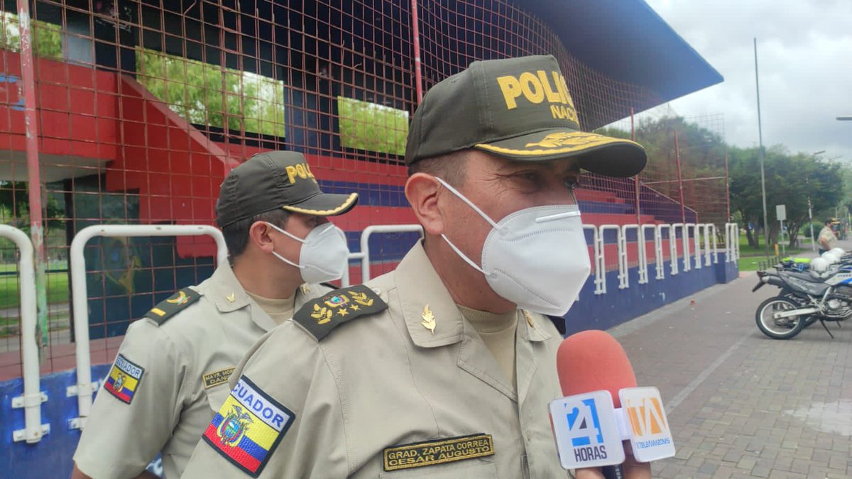 PoliciaEcuador's tweet photo. SEGURIDAD CIUDADANA 👮♂️🚔
Desarrollamos operativos antidelincuenciales focalizados en áreas con problemas crónicos y de concentración de violencia, con el objetivo de combatir hechos de violencia y delincuencia en #UIO.
#GraDCésarZapata
#CmdtDMQ
#RayoQuiteño2 https://t.co/iOgeT4VeaH