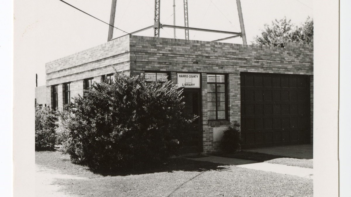 HCPLdigiarchive's tweet photo. In 1952, the @GalenaParkLibrary moved from the Recreation Building to the old City Hall.  The building would be expanded in 1958, 1963, and 1975. 

Learn more about the branch at https://t.co/VpEq05QM1A

#libraries #HarrisCounty #HarrisCountyHistory #galenapark #galenaparklibrary https://t.co/9sWm4phugR