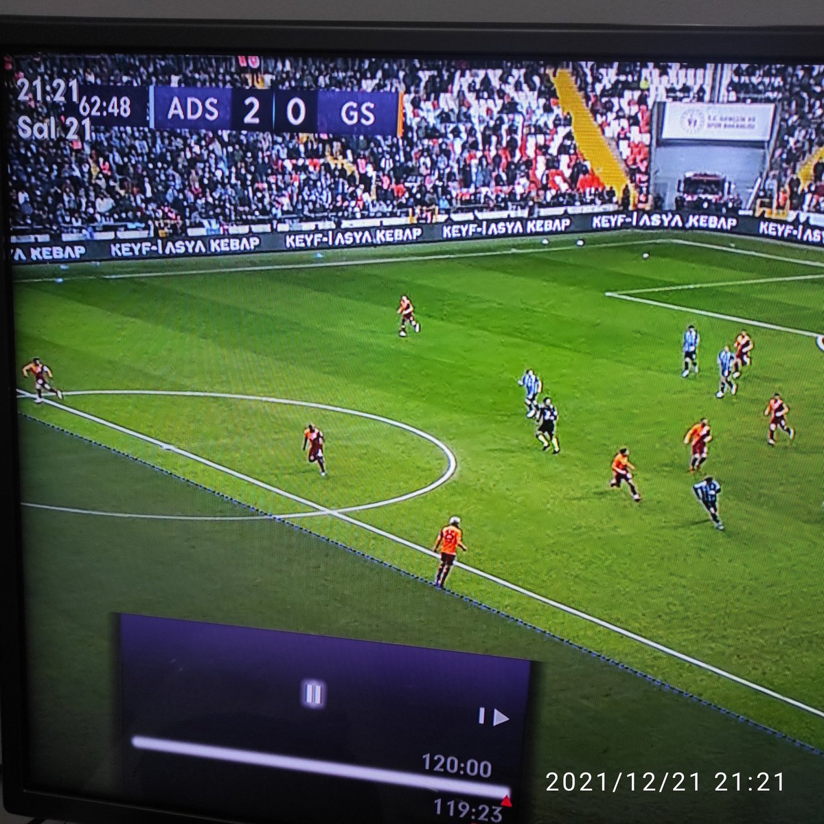 VAR'dan gelen görüntü buymuş.
Dalga mı geçiyorsunuz siz <a href="/TFF_Org/">TFF</a>
Hücum oyuncusu niye yok bu karede?