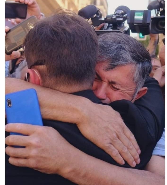 K140790's tweet photo. Esta foto representa el sentir de todo 1 pueblo k lleva en la sangre la luxa d tantos años,1 pueblo luchador k pese a su pauperización organizada, a la precariedad inhumana a la k lo han sometido, al abuso, a la masacre, ha llevado dignamente la consciencia plena del hombre libre https://t.co/66dPPFdlEq