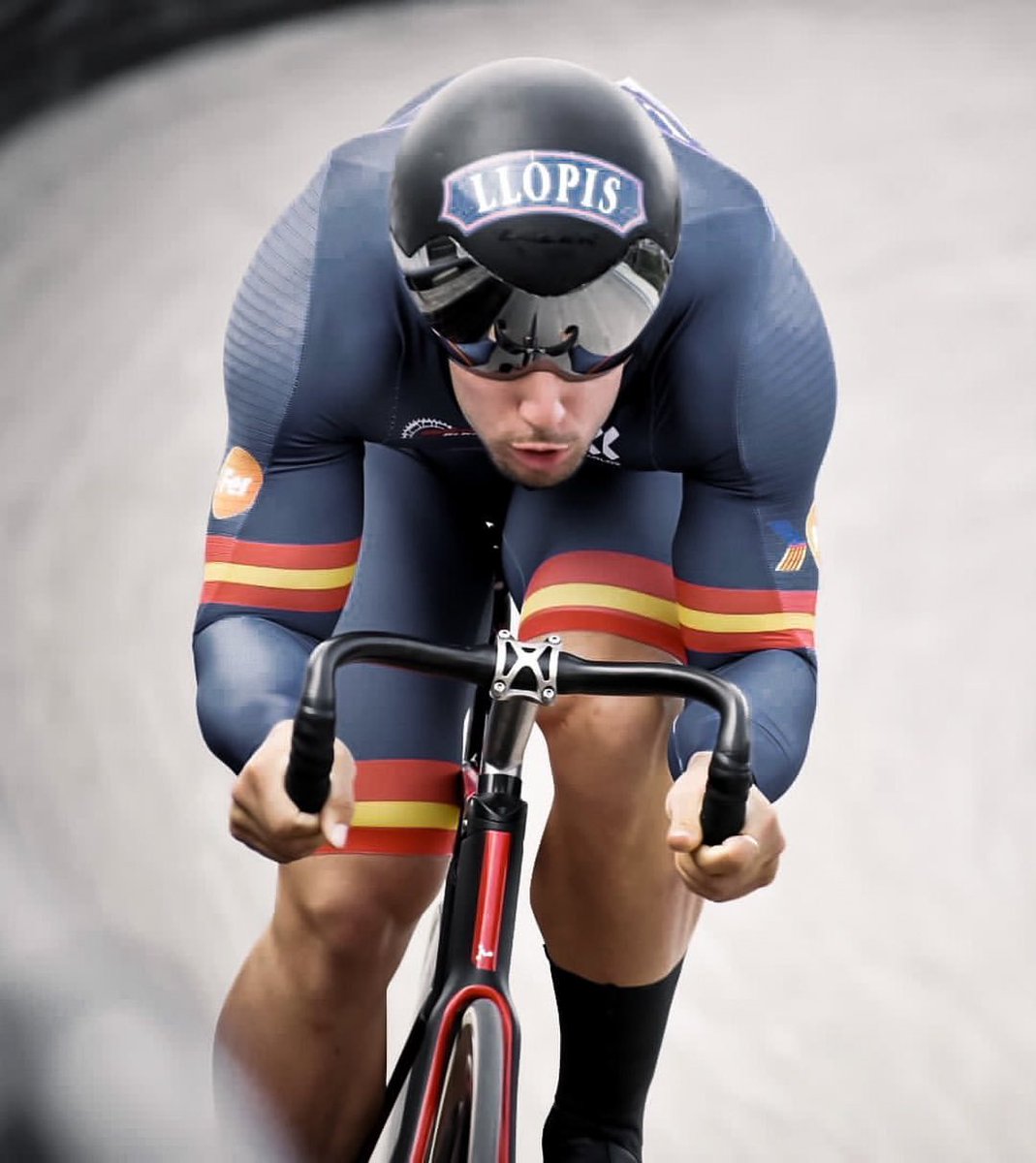 Kalaswear_es's tweet photo. Termina el año para Alejandro Martínez, con un 7⁰ puesto en el Mundial, un top 5 en el Europeo y un 2⁰ puesto en la Copa del Mundo.

Es una bonita recompensa al esfuerzo de fabricar y desarrollar prendas aerodinámicas y de última generación como el mono "Sonic". https://t.co/1TUs1qIeNw