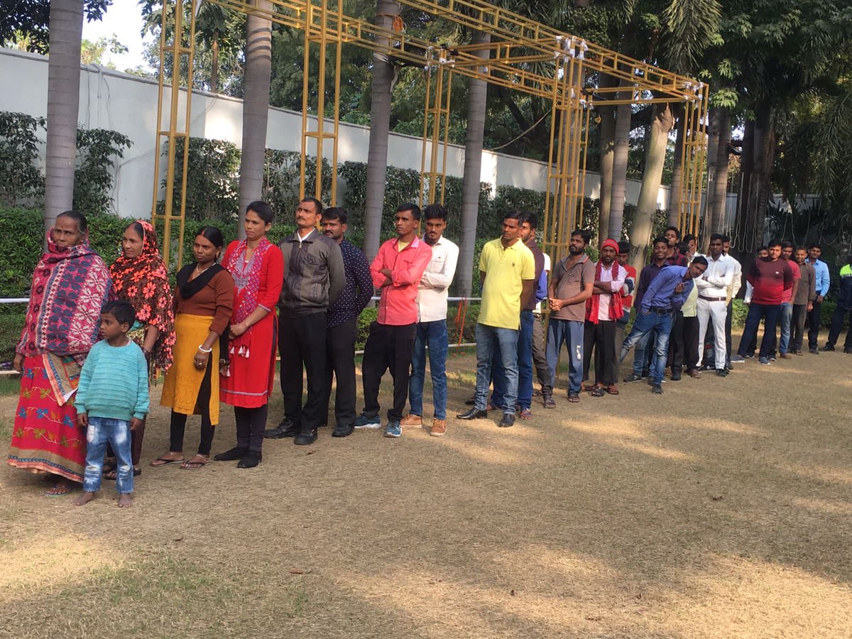 LionsPatna's tweet photo. Dated : - 19.12.2021 _ Lions Club Patna Vishal distributed  100 pcs of blanket at Raja Ghat, Gulzarbagh patna to the needy peoples under the Cold Wave Project.. https://t.co/pZUsPCIgbk