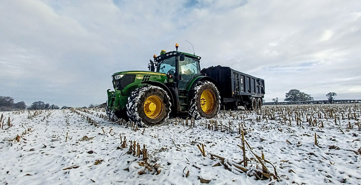 RVTractors's tweet photo. 📷The Winner of our Christmas Tractor Photo is...
⭐⭐⭐Callum Davidson-Kerr ⭐⭐⭐
Congratulations! We love it!👍
#rvt #picturecompetition #johndeere #bailey #snow #winter #tractor #farming https://t.co/B3679BOLGW