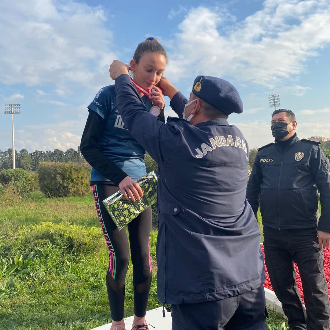 AtatürkKoşusunda Yıldız Kızlar kategorisinde okulumuz 8B sınıfı öğrencisi Delfin Eylül Avcı 2.
Erkekler kategorisinde 8B sınıfından Çağlar Şereflioğlu 1. Çınar Şereflioğlu 2.,Okul takımımız ise 3. olmuştur.Beden Eğitimi öğretmenimiz Hacer Çandır ve öğrencilerimizi tebrik ediyoruz