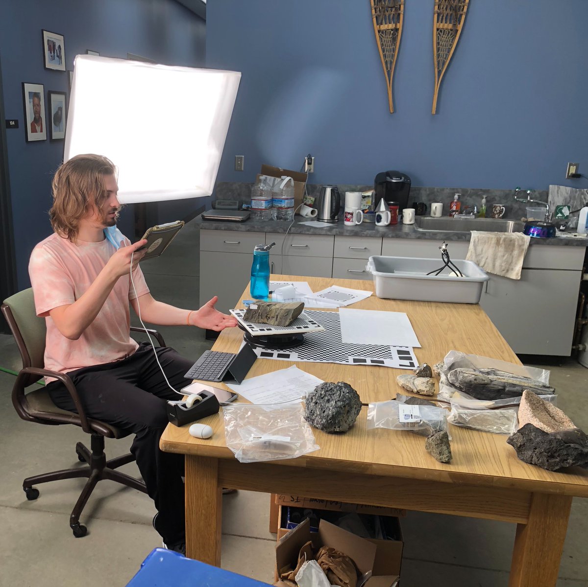 COMING SOON TO A SCREEN NEAR YOU: Daniel Hamilton has been scanning carefully-selected fossils and igneous, metamorphic, and sedimentary rock samples from the Polar Rock Repository to create a virtual rock box. Enjoy a collection of 3D samples here: byrd.osu.edu/virtual-rock-b…