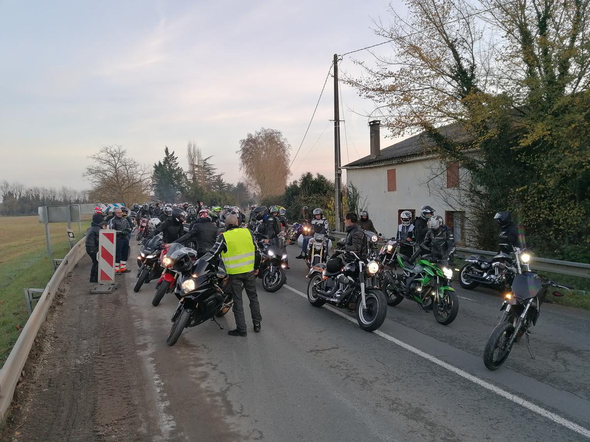 sudouest's tweet photo. Lot-et-Garonne : 200 motards rendent hommage à François, mort sur la RD 813, et réclament la sécurisation des routes https://t.co/HHpuf2fuXm https://t.co/8tVieFgcMd