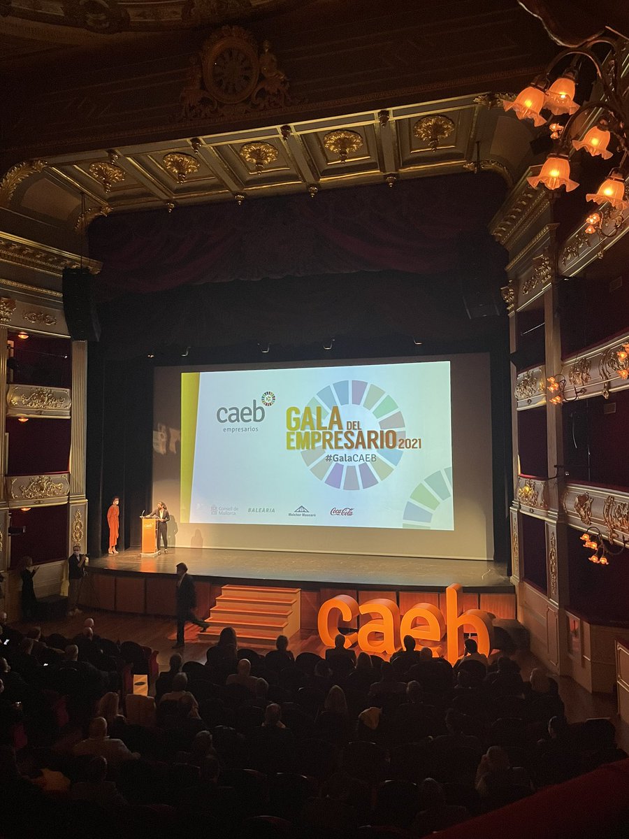 Gorijaume's tweet photo. Es un placer asistir a la #GalaCAEB junto al vicepresidente de @AjeBalears, @yoannblanc. Este año centrados en los objetivos de desarrollo sostenible. Los jóvenes empresarios jugamos un gran papel para la consecución de los mismos https://t.co/dRIXc7vV2O
