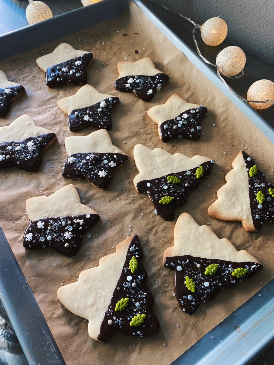 CookingOnBudget's tweet photo. Can’t decorate with icing? Use my method to achieve gorgeous ma Christmas cookies 😍 —> https://t.co/m6hKqxMSra #cookies #baking #homemade #christmas #christmascookies https://t.co/lBjrMuZIb4