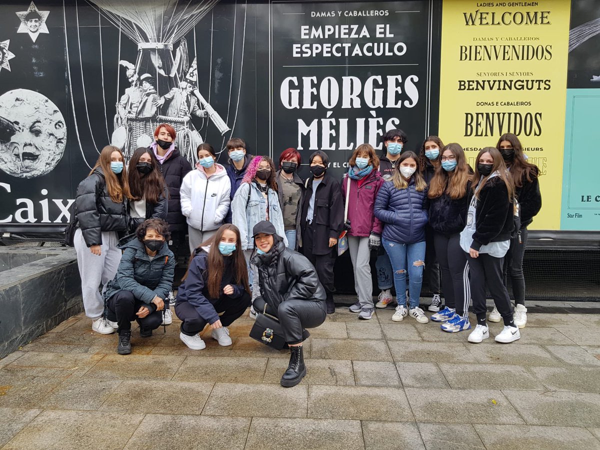 IES_ProfD_Ortiz's tweet photo. Esta mañana alumnado de 4º ESO de dibujo han visitado la exposición de Méliès y el museo fotográfico Cefhigu en Guadalajara, acompañados de sus profesores Vicky Vinuesa e Iván Valentín. Ha sido una visita “de cine” https://t.co/WHi1CaFExP