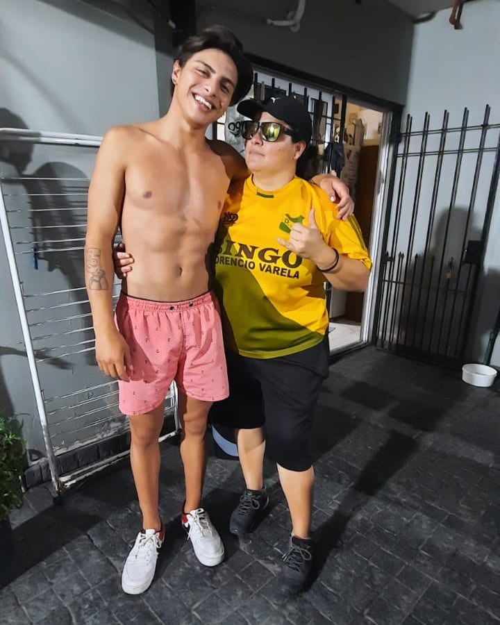 DanyRamoos's tweet photo. Que me falte todo el mundo pero nunca vos mamá
Pd:era una fiesta de disfraces (el falso guardavidas y la falsa jugadora de futbol) https://t.co/dkYwAx37qw