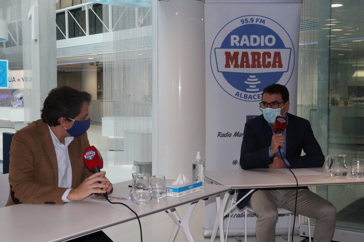 AguasdeAlbacete's tweet photo. #MarcaCastelo de @RadioMarcaAB arrancaba con la entrevista del periodista deportivo @LuisCasteloCorr al concejal de #deportes del @AytoAlbacete, @mjbelinchon, quien destacó la intensa colaboración de @AguasdeAlbacete para fomentar la práctica deportiva y educativa en los jóvenes https://t.co/sJF2fT9hUa