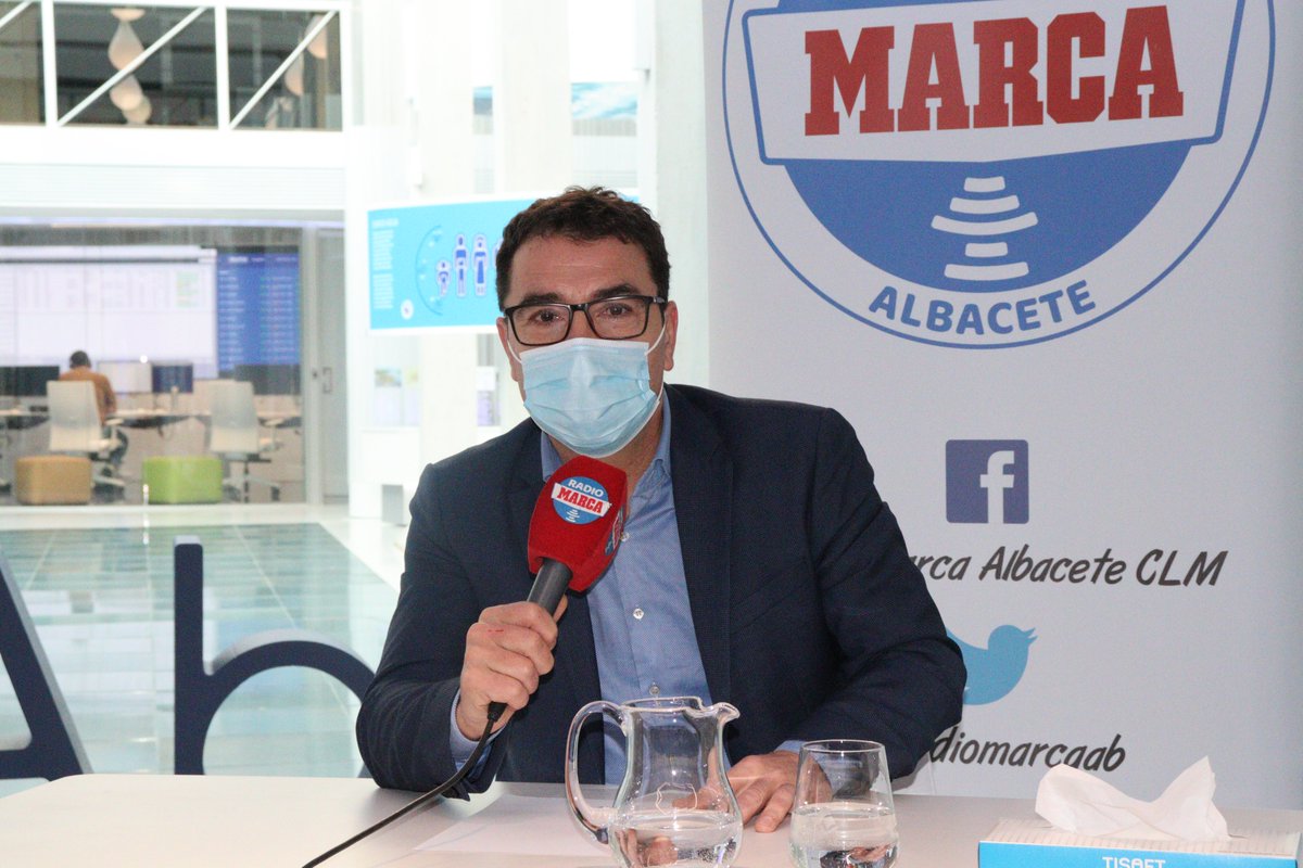 AguasdeAlbacete's tweet photo. #MarcaCastelo de @RadioMarcaAB arrancaba con la entrevista del periodista deportivo @LuisCasteloCorr al concejal de #deportes del @AytoAlbacete, @mjbelinchon, quien destacó la intensa colaboración de @AguasdeAlbacete para fomentar la práctica deportiva y educativa en los jóvenes https://t.co/sJF2fT9hUa