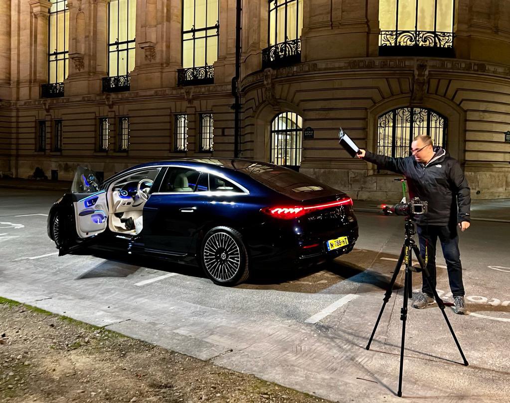 carrosmagazine's tweet photo. Van dit soort plaatjes, gestuurd tijdens een nachtreportage in Parijs voor CARROS, worden wij op de redactie in Amsterdam zóóóó blij. #Carros1 #triptip #MercedesEQS @huibdevries #MauriceVolmeyer https://t.co/6u2g5eM1tY
