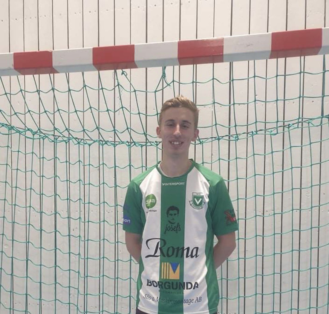 VinningaAIF's tweet photo. Första nyförvärvet är klart! Victor Adamsson från ÖSIK har valt att gå till Vinninga och få Lindvallen som hemmaplan. Varmt välkommen⚽️💚 https://t.co/fQTf9JMA2i
