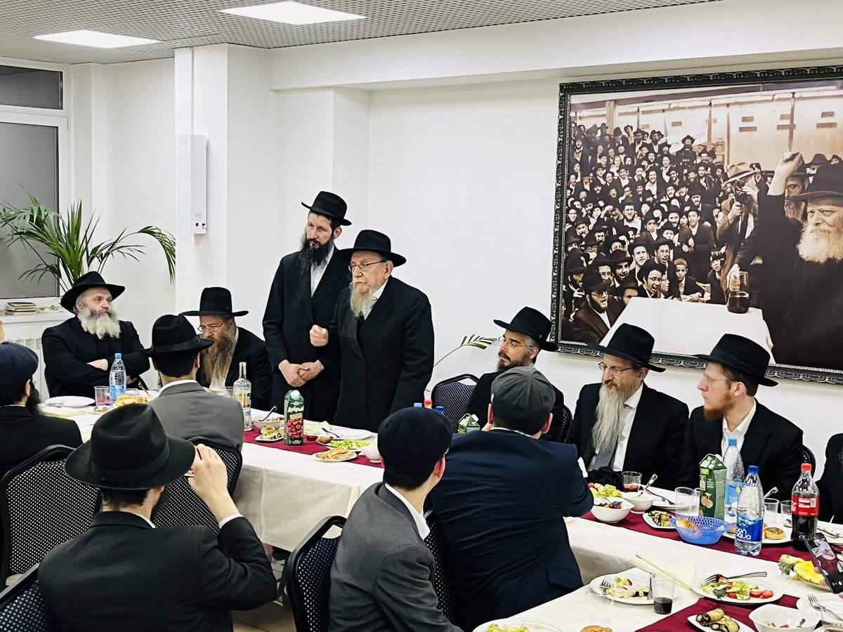 השליח באיטליה הרה״ח ר׳ משה לאזאר, נושא כעת דברים מרגשים, בשבע ברכות האחרון לנכדתו, בת בנו הרב הראשי שליט״א, הנערך כעת עם תלמידי הישיבה גדולה ׳תומכי תמימים׳.