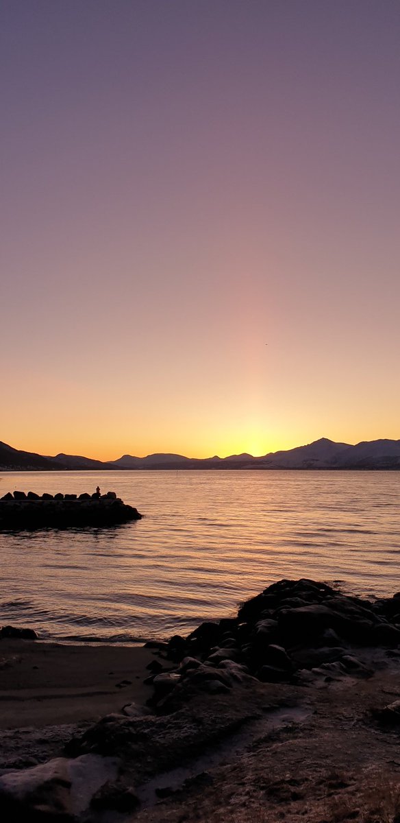 #peakersolstice 🌕🌑 No sunlight in the Arctic at the moment, but a beautiful promise of what's to come. Only thirty something days until we see the sun again in #Tromso Pic taken at noon. 
<a href="/ArcticPeakers/">Arctic Peakers</a> <a href="/naturepeakers/">Nature Peakers</a> #WinterSolstice #arcticpeakers