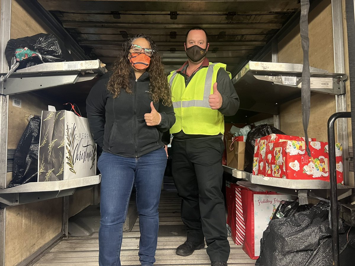 Managers Michelle Calderone & Keith Outlaw load up Christmas gifts for 30 families in Wilmington, DE. Thank you @thelatincenter for the opportunity to work together and serve the community for a 3rd consecutive year. #FelizNavidad @ChesapeakUPSers @KVUPS @UPSers @CrecerUPSers