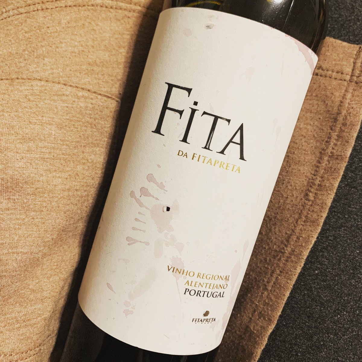 TheAcademicWino's tweet image. 2019 Fita Da Fitapreta Tinto (Alentejano, Portugal)

50% Tempranillo, 30% Touriga Nacional, 20% Alicante Bouschet

Violets, toasted oak, dark red fruits, spice.  Neat explosion of candied fruit somewhere in the middle.

Neato burrito! 

Purchased on sale for $13.99 (ne 15.99)