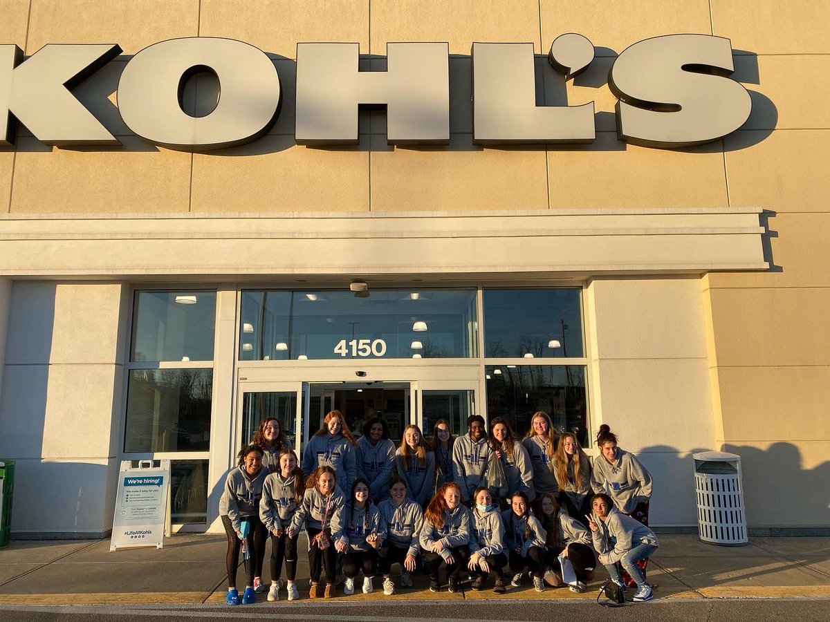 LadyDevilsRHS's tweet photo. Tis the season! 🎄We were able to shop for a local family this year and had the best time! This is what the Christmas season is all about - Family 💙🏀💪🏼 https://t.co/N5muOVrq52