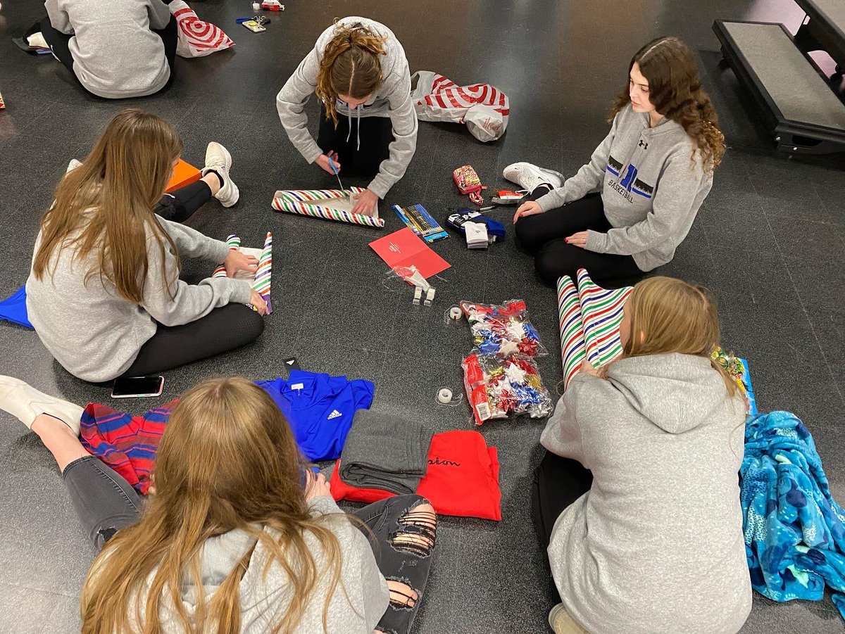 LadyDevilsRHS's tweet photo. Tis the season! 🎄We were able to shop for a local family this year and had the best time! This is what the Christmas season is all about - Family 💙🏀💪🏼 https://t.co/N5muOVrq52