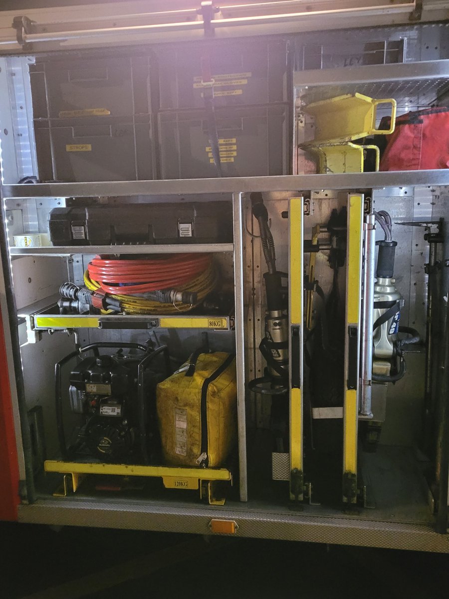 Last drill before Christmas, thorough cleaning of all the lockers, oiling all that needs oiling, polishing, scrubbing and making everything clean and tidy. Merry Christmas to all from Leyburn fire crew. Stay safe and all being well, we won't see you over Christmas 👨‍🚒👩‍🚒🚒