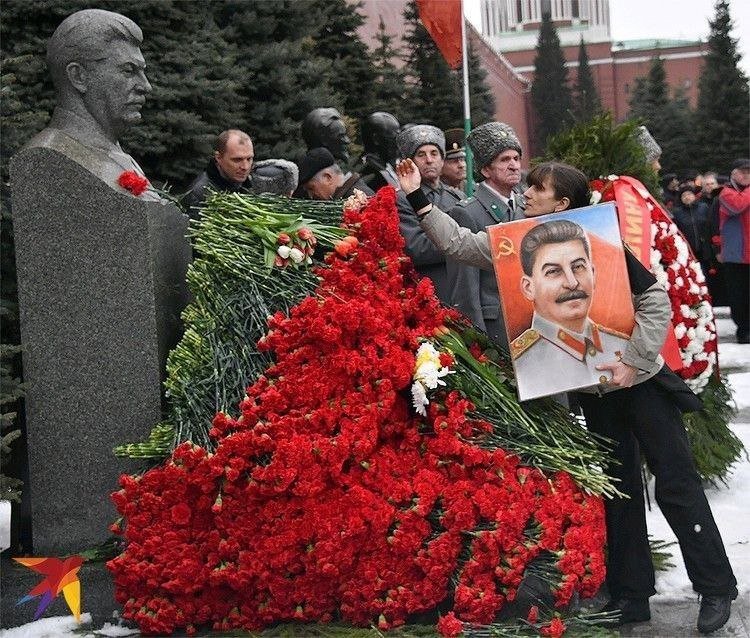 Сталин сейчас жив. Могила Сталина 2020. Цветы у памятника Сталину. Две гвоздики Сталину. Цветы на могиле Сталина.
