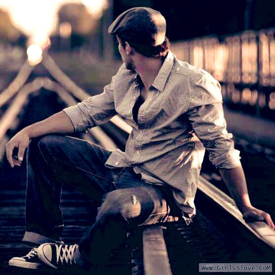 وماذا عن الذي ابتلي بحب دون لقاء.... الم يكفي ألم البعد
حتي يذوق ألم الإشتياق،،، 💔