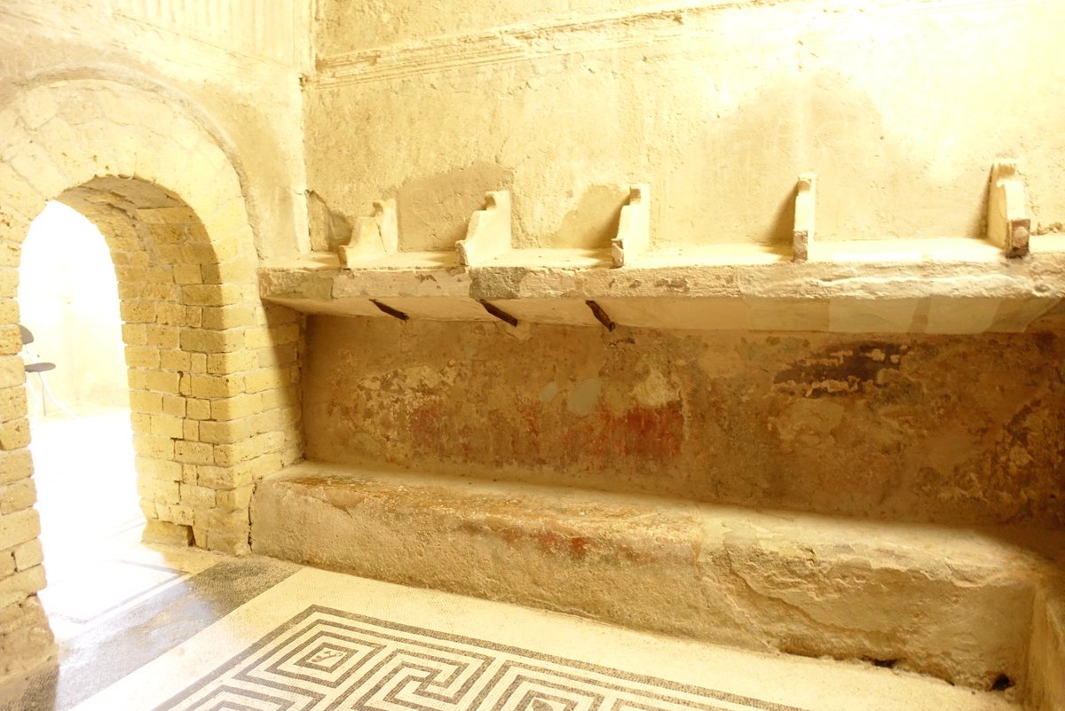 mariajosanchis's tweet photo. Les termes per a dones a #Ercolano, ciutat que, com Pompeia, també va quedar soterrada per les emanacions del Vesuvi el 79 d.C.
Amb zona per a deixar les seues pertinences (amb perxers,prestatges,calaixeres...) abans d'entrar a les diferents estances dels banys💧
#Ercolanoscavi https://t.co/k3w5K5yut8