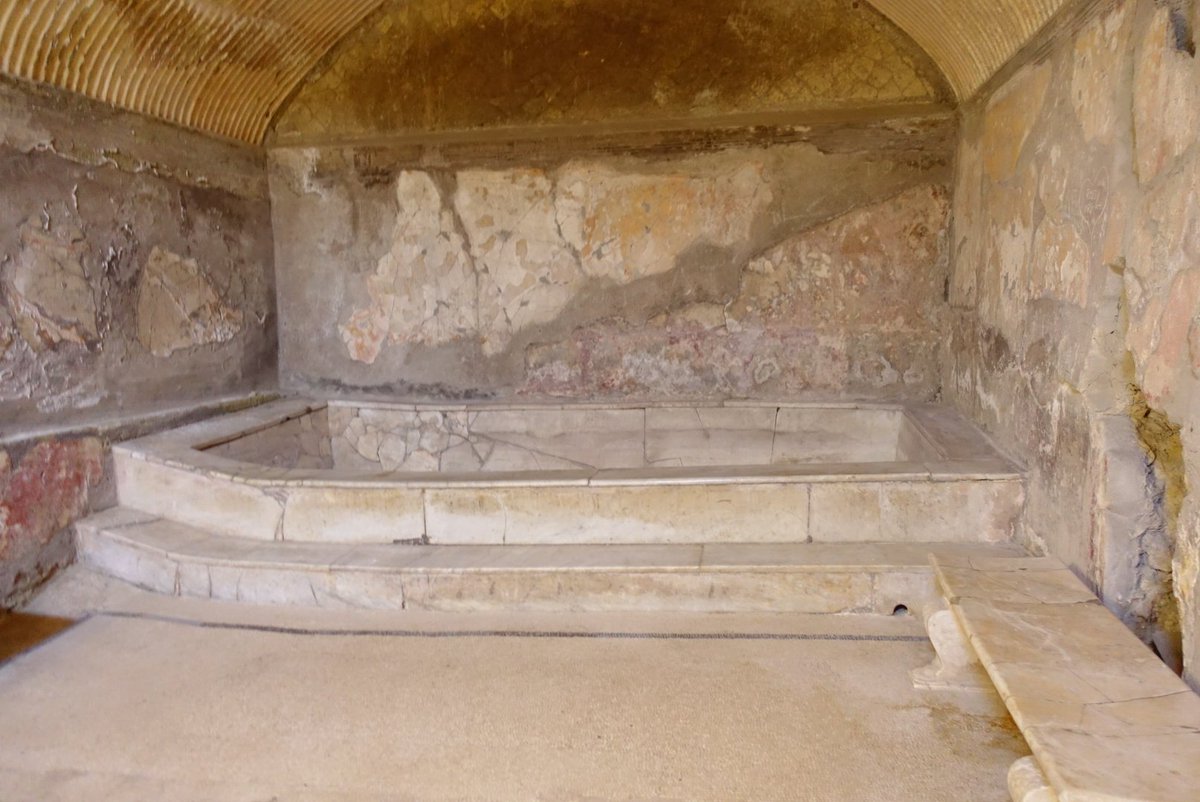 mariajosanchis's tweet photo. Les termes per a dones a #Ercolano, ciutat que, com Pompeia, també va quedar soterrada per les emanacions del Vesuvi el 79 d.C.
Amb zona per a deixar les seues pertinences (amb perxers,prestatges,calaixeres...) abans d'entrar a les diferents estances dels banys💧
#Ercolanoscavi https://t.co/k3w5K5yut8