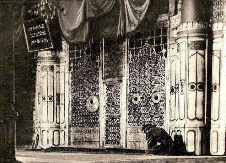 Zaid_Subhi93's tweet photo. قال عمرو بن العاص رضي الله عنه.

 ما كان أحد أحبَّ إليَّ من رسول الله صلى الله عليه وآله وصحبه وسلم ولا أجلَّ في عيني منه ، وما كنتُ أطيق أن أملأ عيني منه إجلالًا له ، ولو سُئلت أن أصفه ما أطقتُ لأني لم أكن أملأ عيني منه. https://t.co/DlGzhjESZR